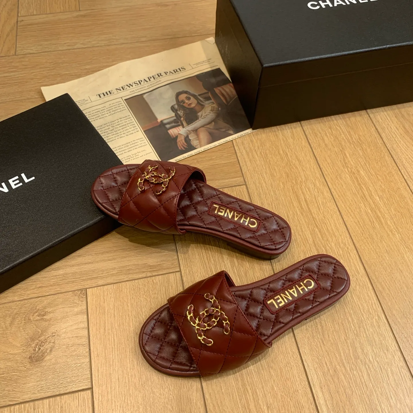 👟👟Ex-factory price 500👟👟 🍀Chanel Xiaoxiang 25ss new lazy double C-buckle slippers. Versatile, slimming and elegant slippers. A slipper with great appearance. It looks great with any combination! Lazy slippers are worth recommending. Calfskin upper, mixed sheepskin lining, Italian genuine leather outsole. Size: 35-41 (40 and 41 customized, non-refundable) 👉
